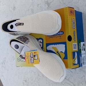 Skechers Hands-Free Breathable Knit Slip-On, 9M. Cream W/Leopard Accents - New